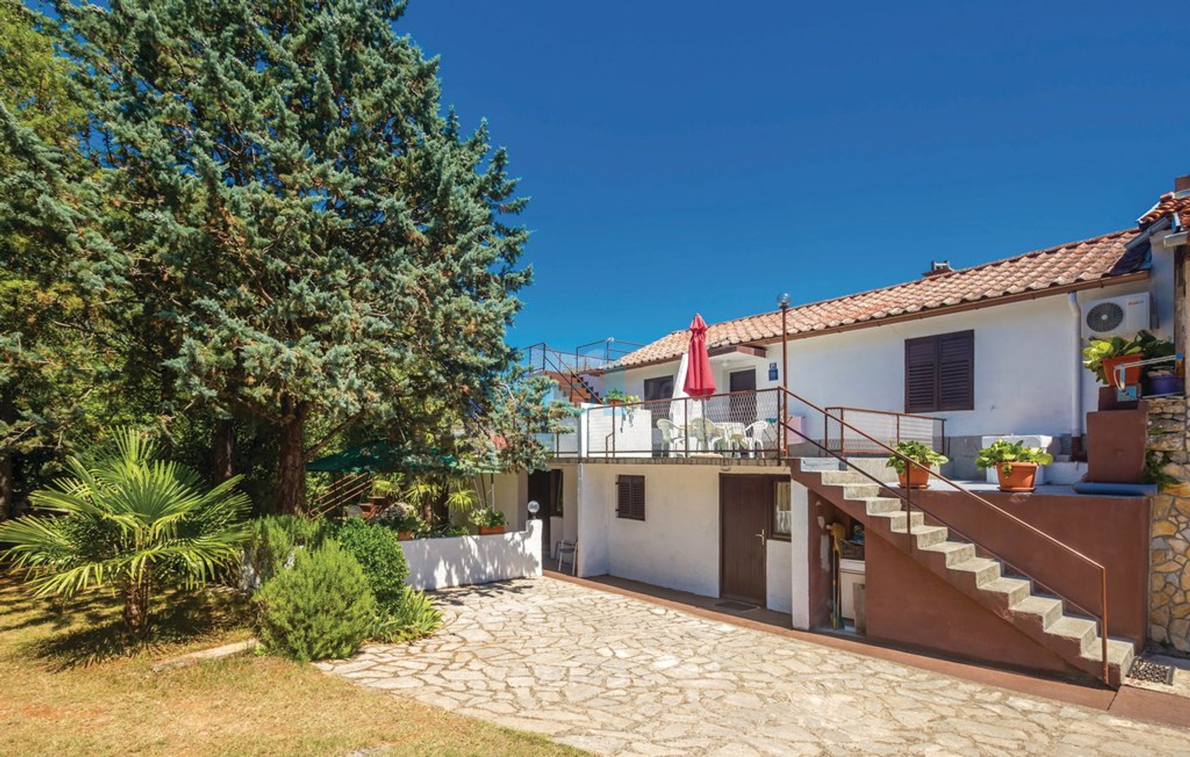 Šilo, otok Krk, okolica, dvojna kuća sa 3 apartmana i pogledom na more