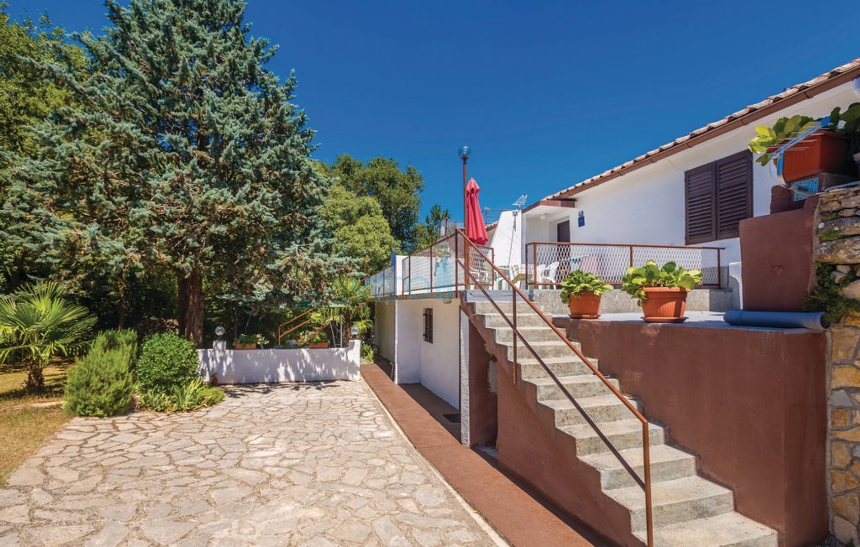 Šilo, otok Krk, okolica, dvojna kuća sa 3 apartmana i pogledom na more