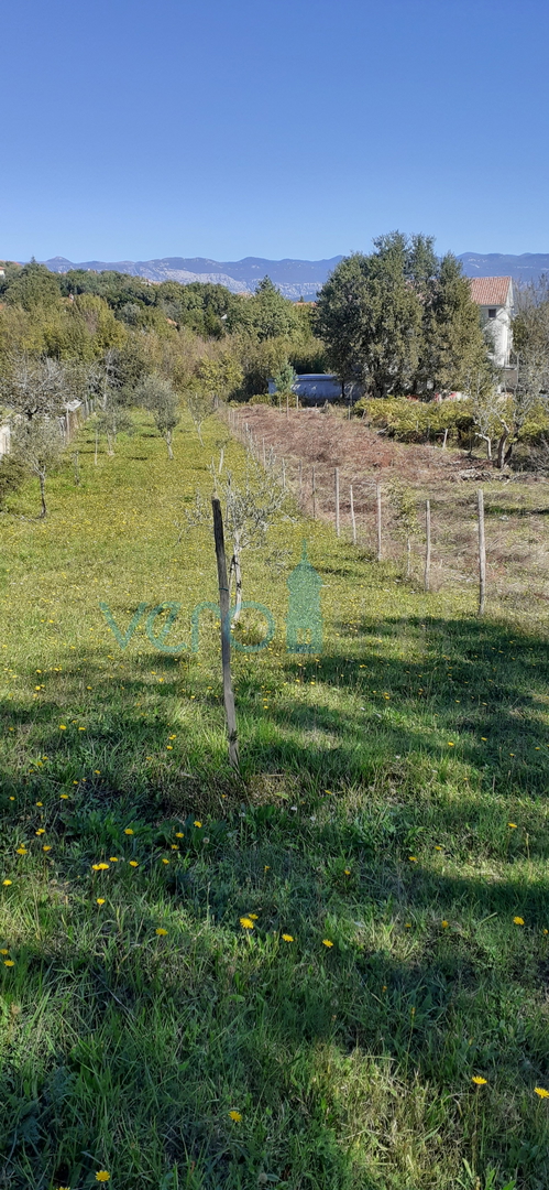Otok Krk, Čižići, građevinsko zemljište 1403 m2, na 500m od mora, prodaja