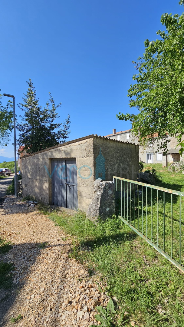 Otok Krk, grad Krk, šira okolica, renovirana kamena kuća u nizu krajnja, djelomičan pogled na more, prodaja