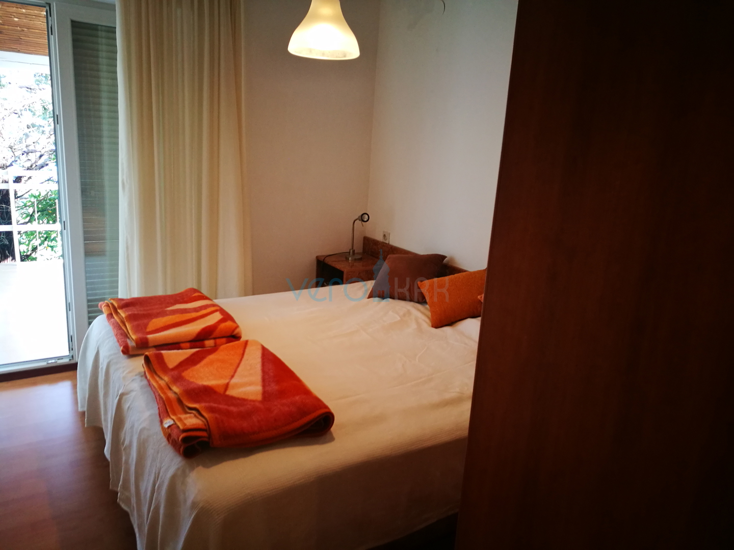 Njivice, otok Krk, dvosoban apartman 60m2, okućnica 280m2, garaža, pogled, prodaja