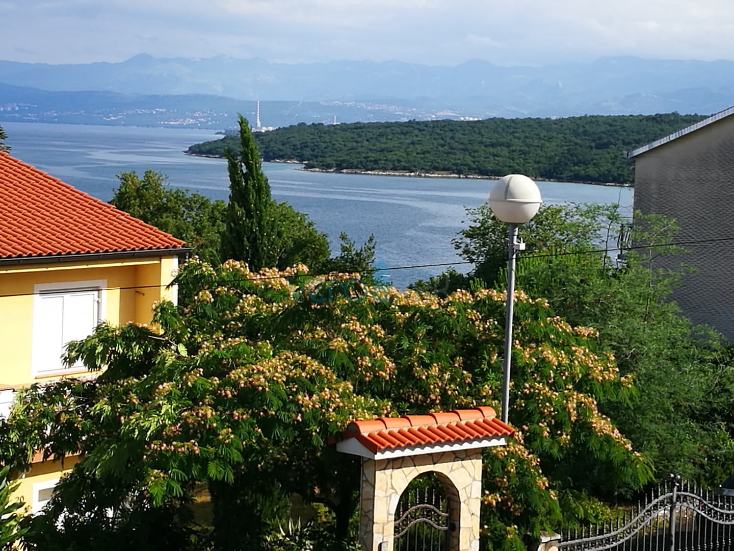 Njivice, otok Krk, dvosoban apartman 60m2, okućnica 280m2, garaža, pogled, prodaja