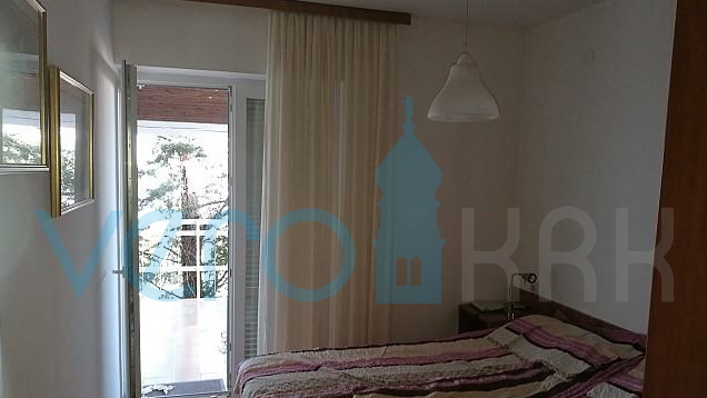 Njivice, Insel Krk, Zwei-Zimmer-Wohnung 60m2, Garten 280m2, Garage, Aussicht, Verkauf