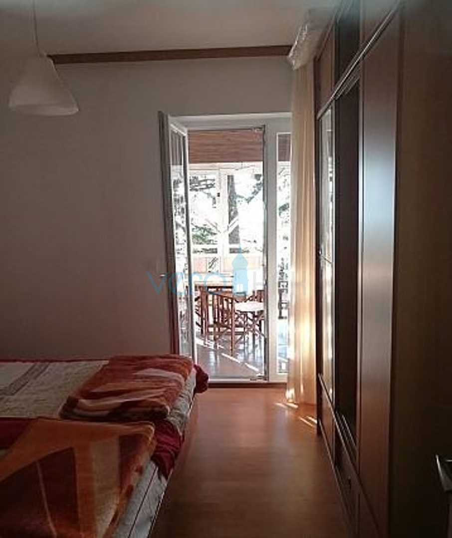 Njivice, otok Krk, dvosoban apartman 60m2, okućnica 280m2, garaža, pogled, prodaja