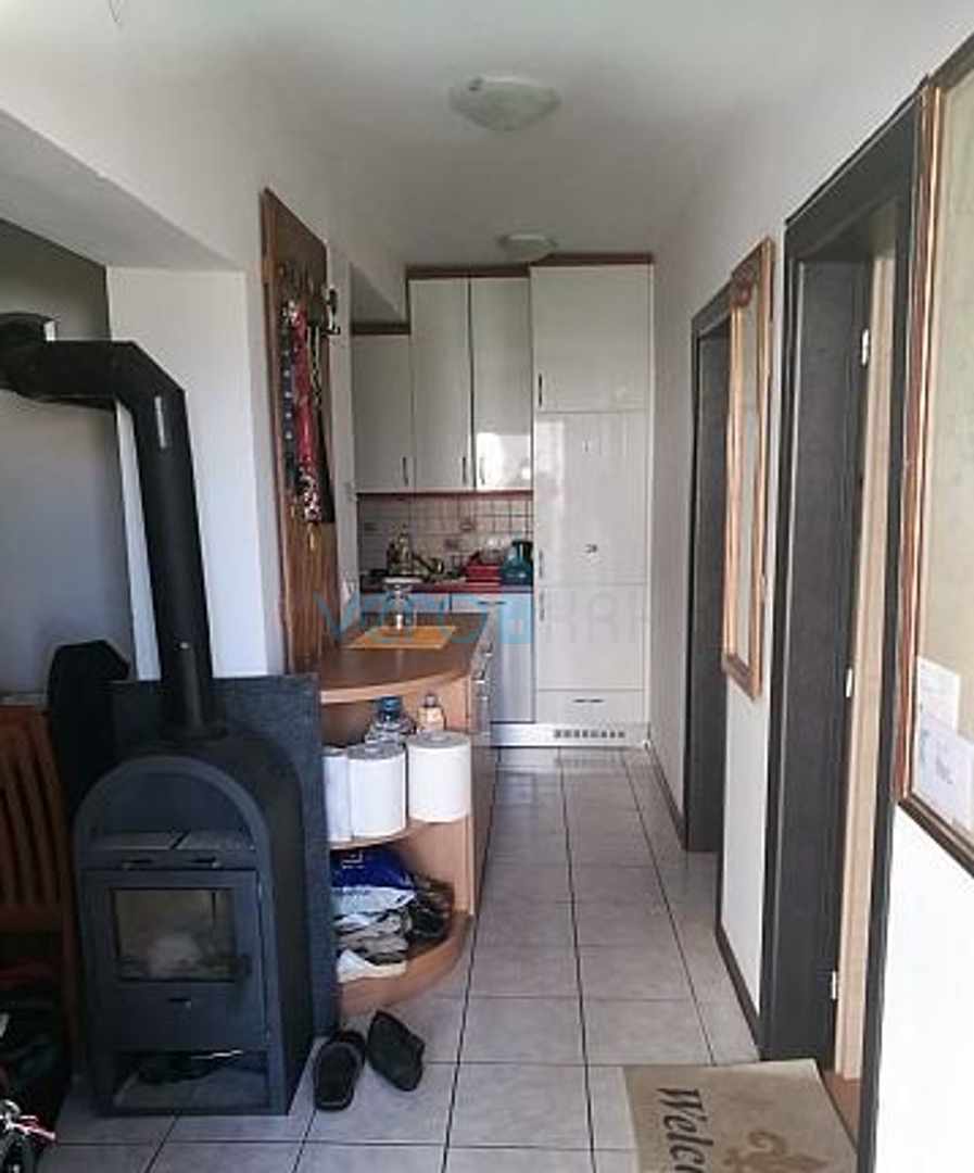 Njivice, otok Krk, dvosoban apartman 60m2, okućnica 280m2, garaža, pogled, prodaja