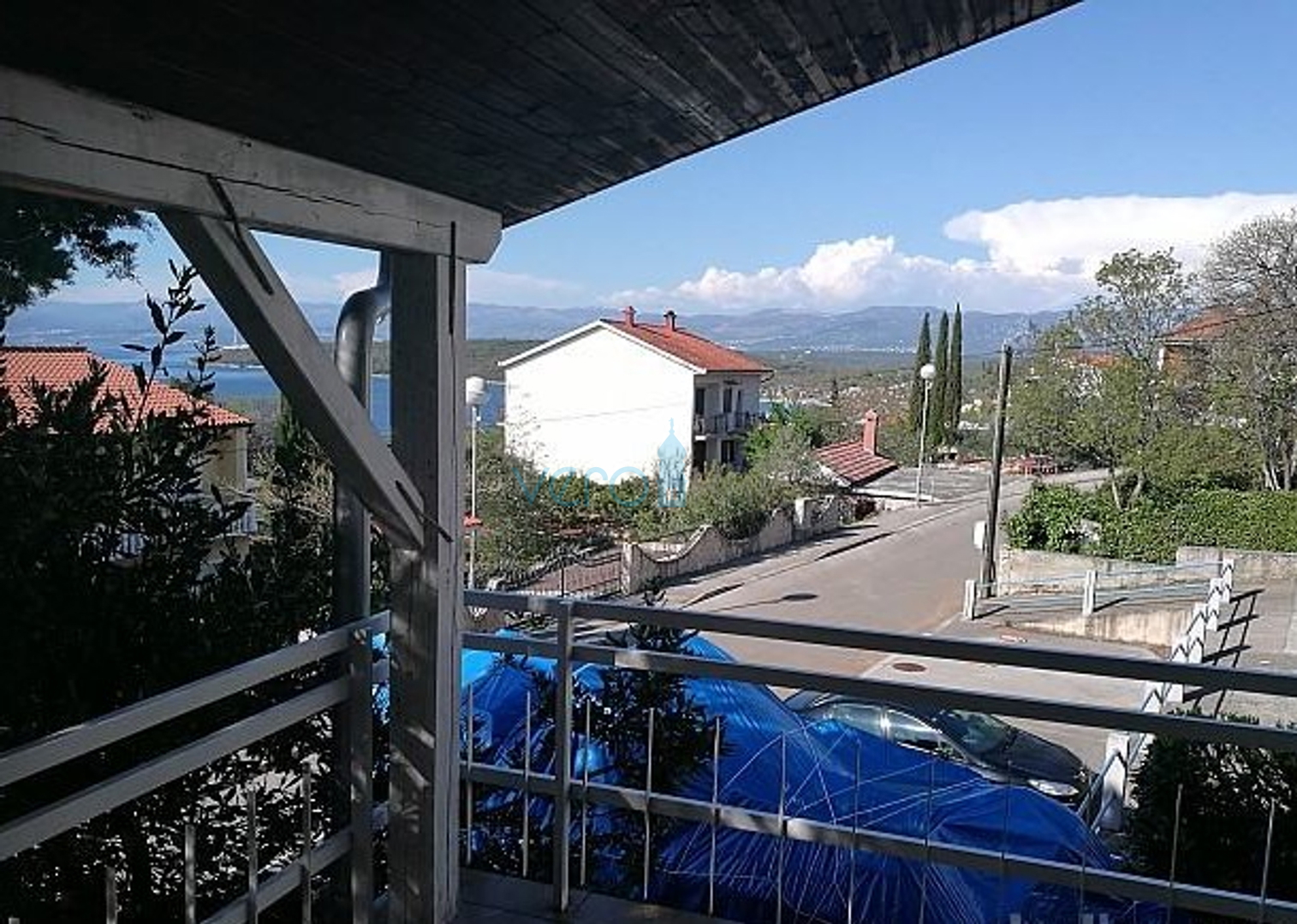 Njivice, otok Krk, dvosoban apartman 60m2, okućnica 280m2, garaža, pogled, prodaja