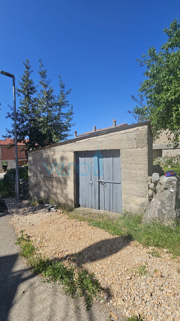 Otok Krk, grad Krk, šira okolica, renovirana kamena kuća u nizu krajnja, djelomičan pogled na more, prodaja