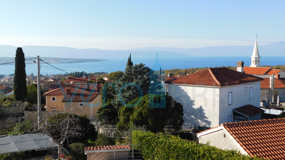 Malinska, dvoetažni stan sa okućnicom i panoramskim pogledom na more