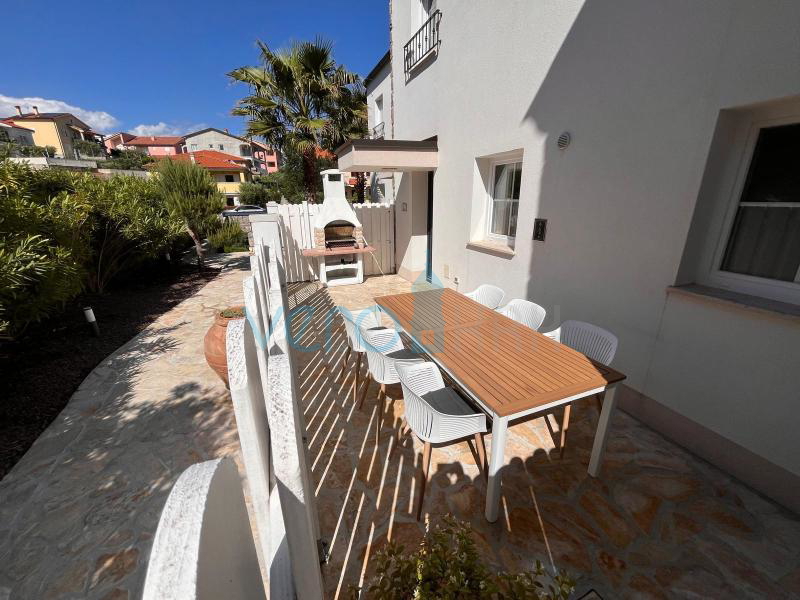 Otok Krk, Grad Krk, bliža okolica, kompleks tri vile u nizu sa bazenima na odličnoj lokaciji, pogled na more, prodaja