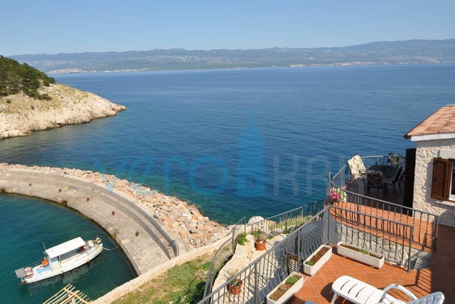 Vrbnik, Insel Krk, einzigartiges Haus auf einem Felsen über dem Meer