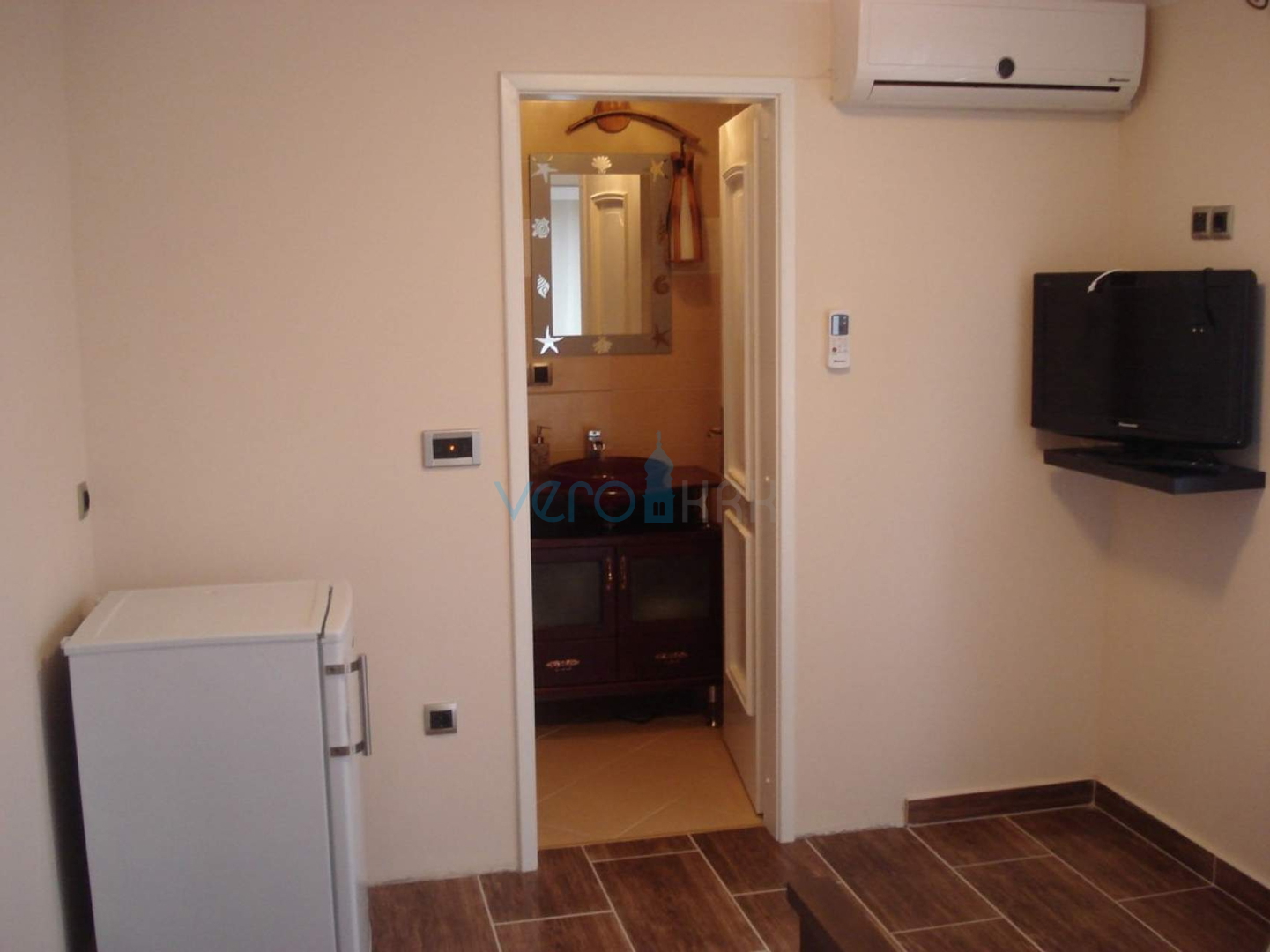 Vrbnik, otok Krk, unikatna kuća na stijeni iznad mora