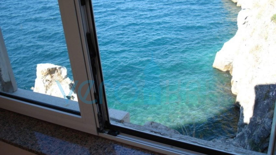 Vrbnik, Insel Krk, einzigartiges Haus auf einem Felsen über dem Meer