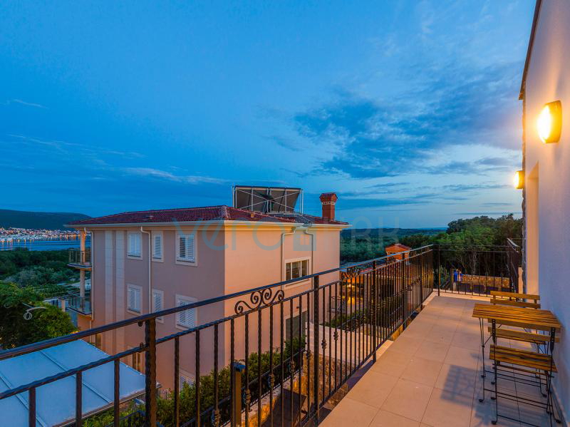 Otok Krk, Grad Krk, bliža okolica, kompleks tri vile u nizu sa bazenima na odličnoj lokaciji, pogled na more, prodaja