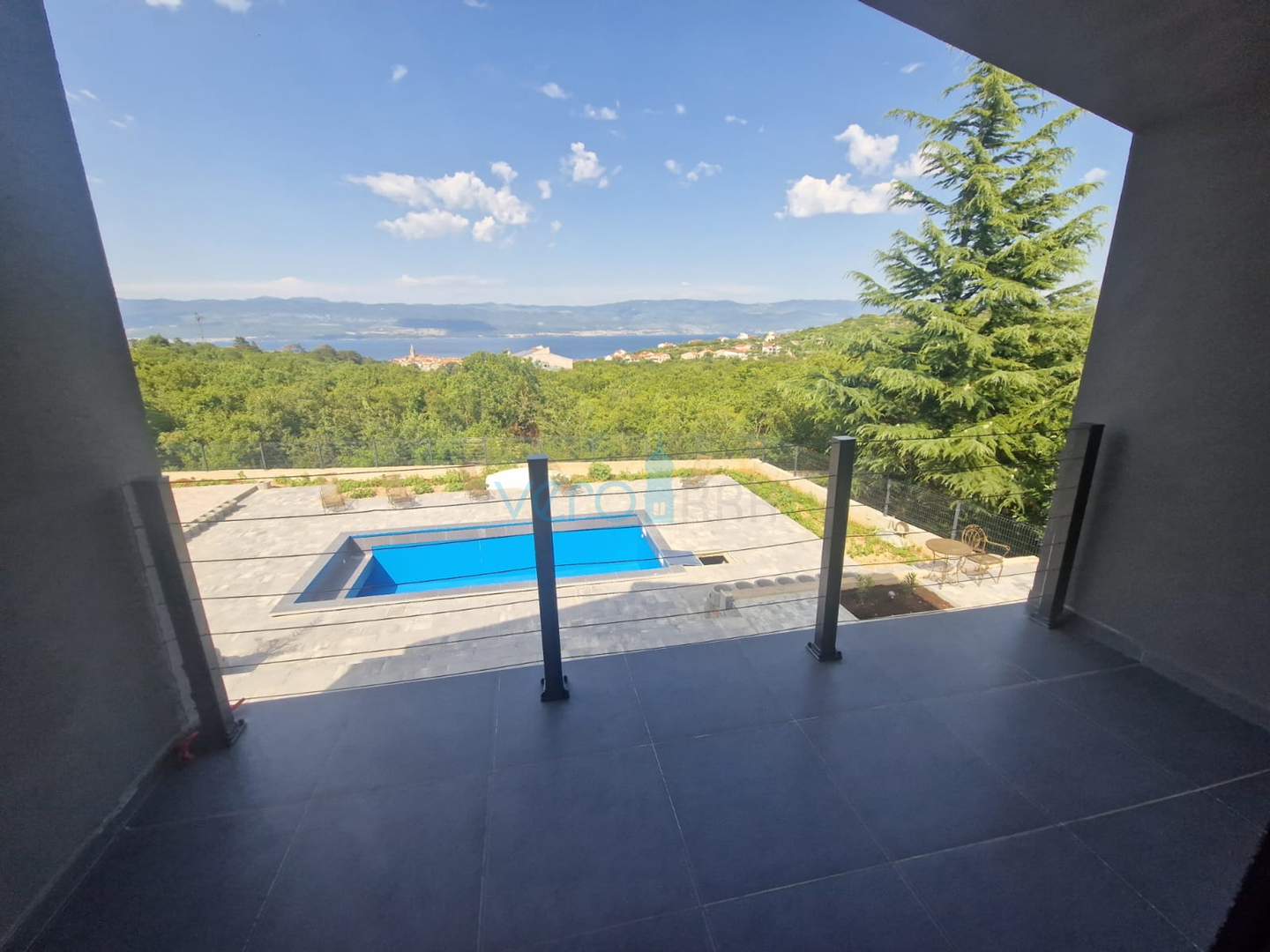 Vrbnik, Insel Krk, dynamisches Einfamilienhaus mit Pool und großem Garten