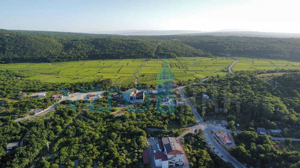 Vrbnik, isola di Krk, dinamica casa indipendente con piscina e ampio giardino