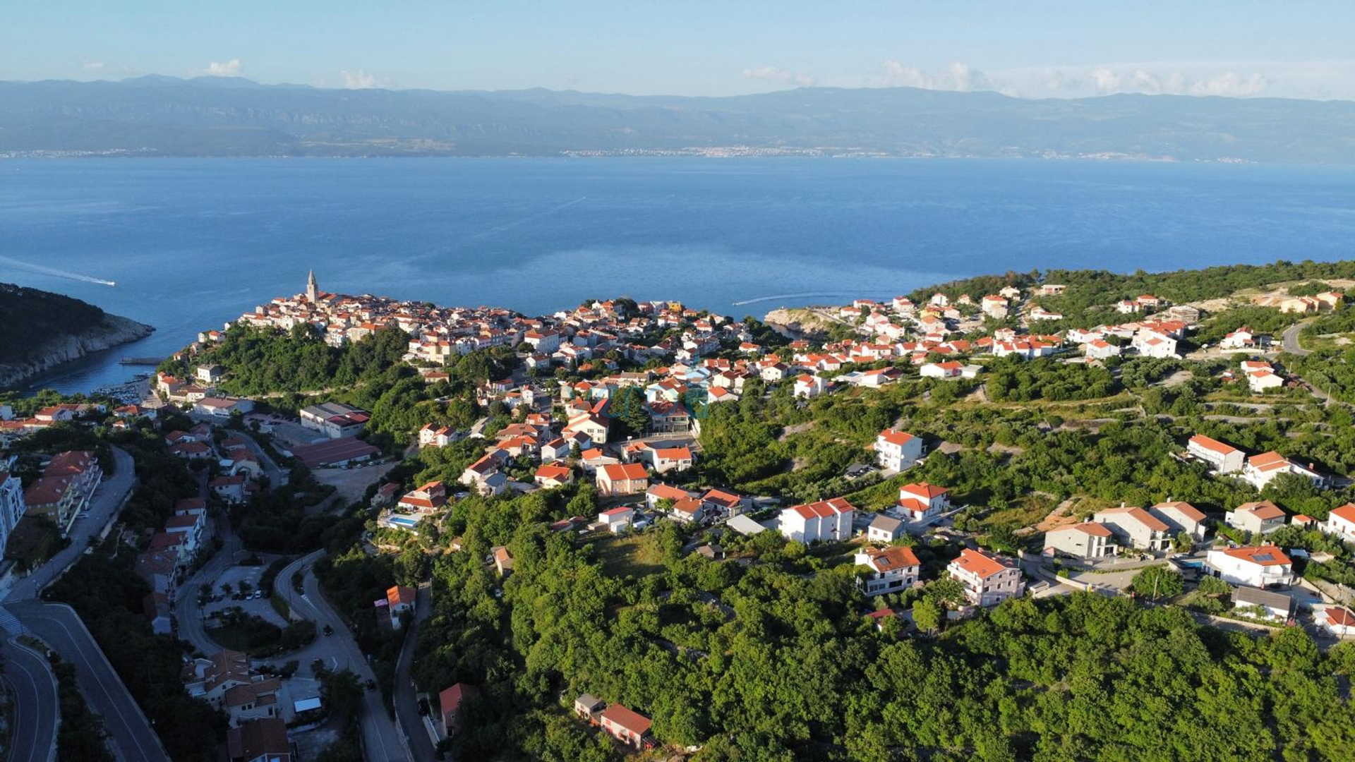 Vrbnik, Insel Krk, dynamisches Einfamilienhaus mit Pool und großem Garten