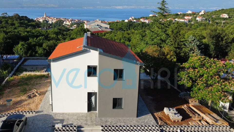 Vrbnik, isola di Krk, dinamica casa indipendente con piscina e ampio giardino