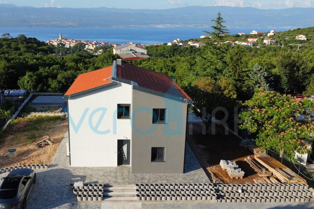 Vrbnik, isola di Krk, dinamica casa indipendente con piscina e ampio giardino