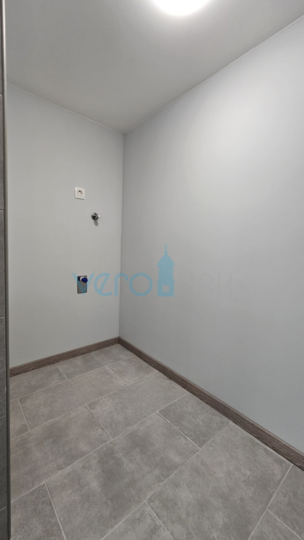 Otok Krk, grad Krk, šira okolica, renovirana kamena kuća u nizu krajnja, djelomičan pogled na more, prodaja