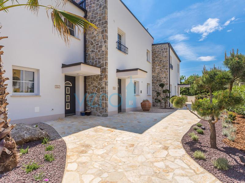 Otok Krk, Grad Krk, bliža okolica, kompleks tri vile u nizu sa bazenima na odličnoj lokaciji, pogled na more, prodaja