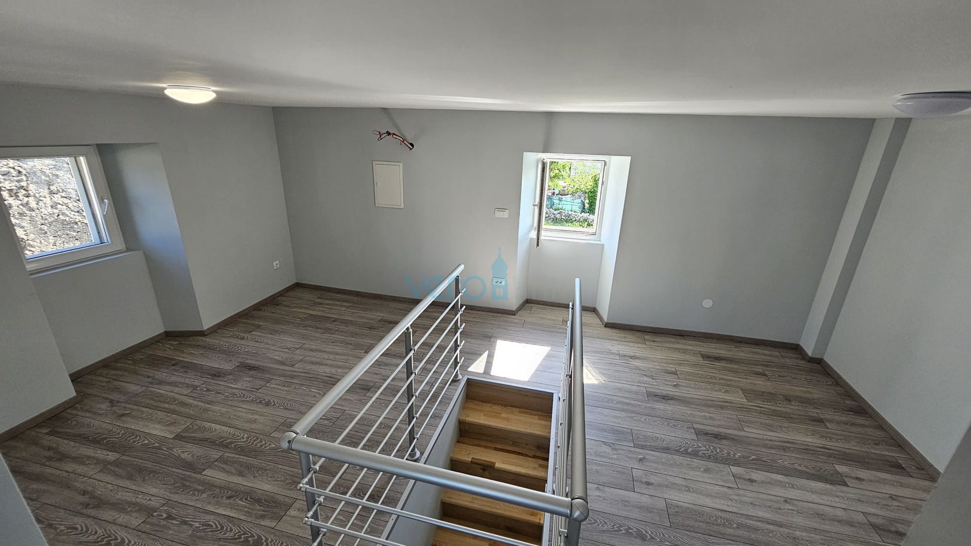 Otok Krk, grad Krk, šira okolica, renovirana kamena kuća u nizu krajnja, djelomičan pogled na more, prodaja