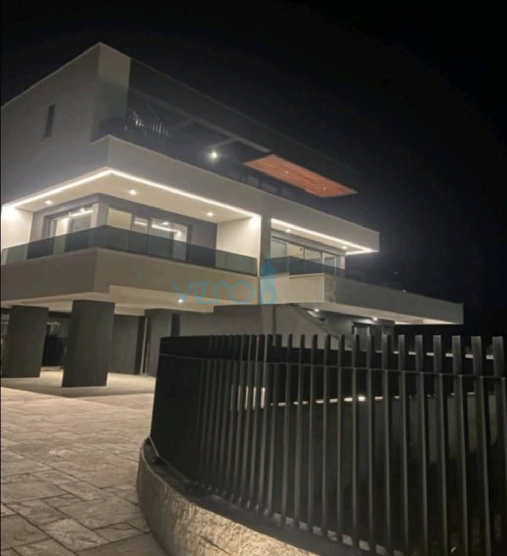 Grad Krk, moderan stan 77 m2 sa pogledom na more, prodaja