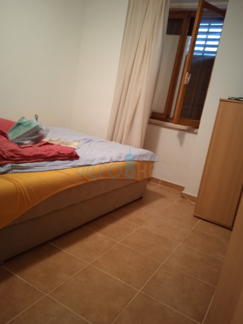 Vrbnik, otok Krk, renovirana kamena kuća u samoj staroj jezgri grada sa pogledom na more