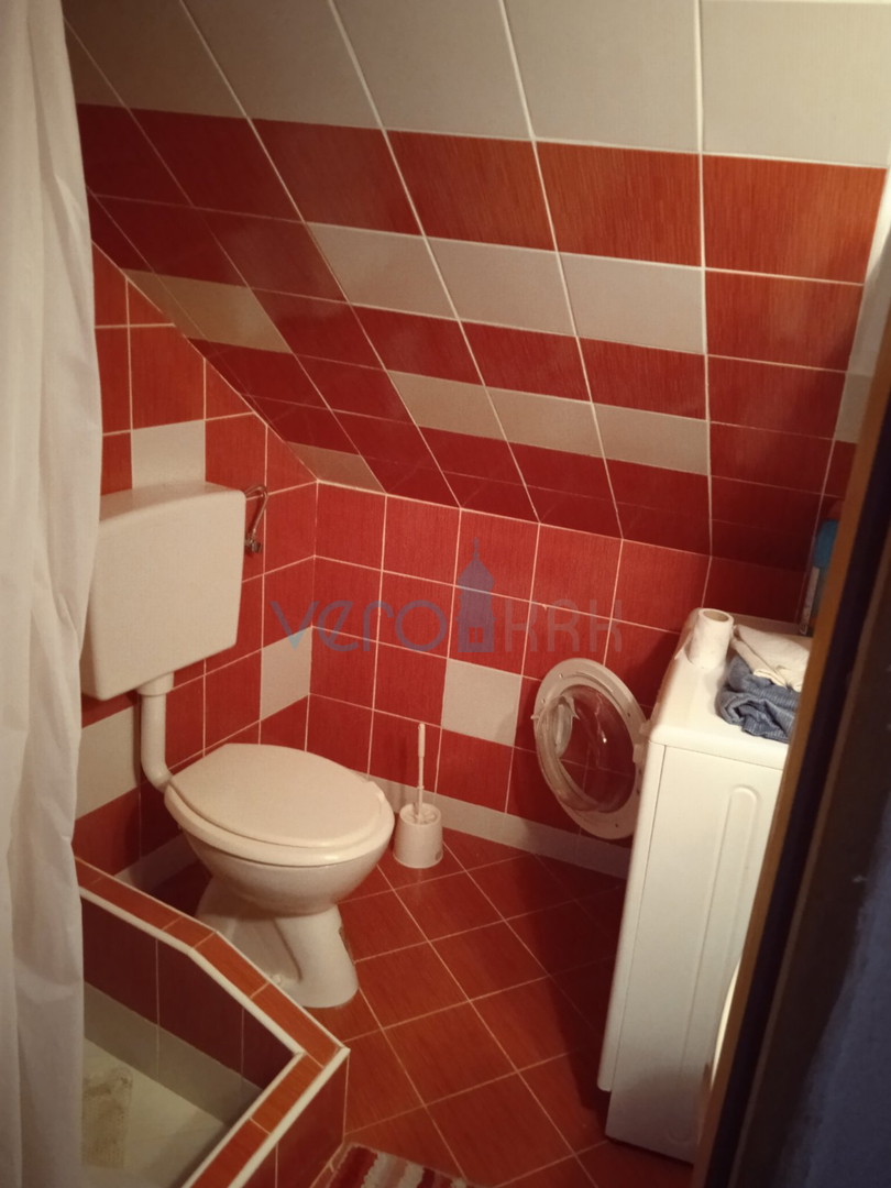 Vrbnik, otok Krk, renovirana kamena kuća u samoj staroj jezgri grada sa pogledom na more