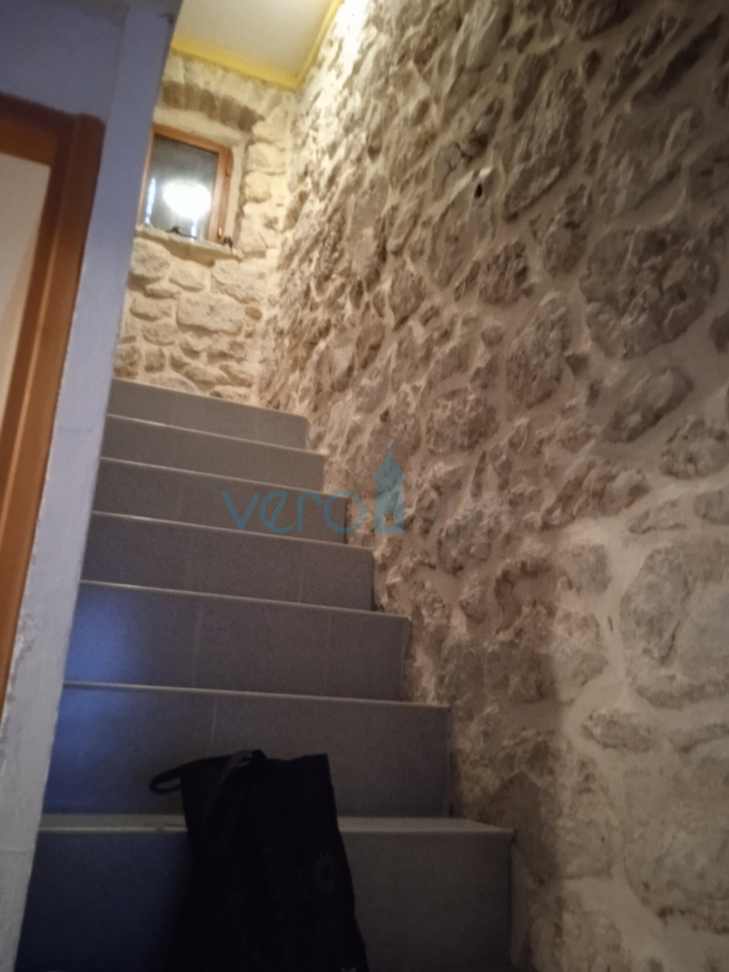 Vrbnik, otok Krk, renovirana kamena kuća u samoj staroj jezgri grada sa pogledom na more