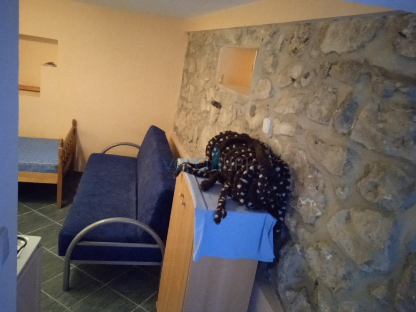 Vrbnik, otok Krk, renovirana kamena kuća u samoj staroj jezgri grada sa pogledom na more