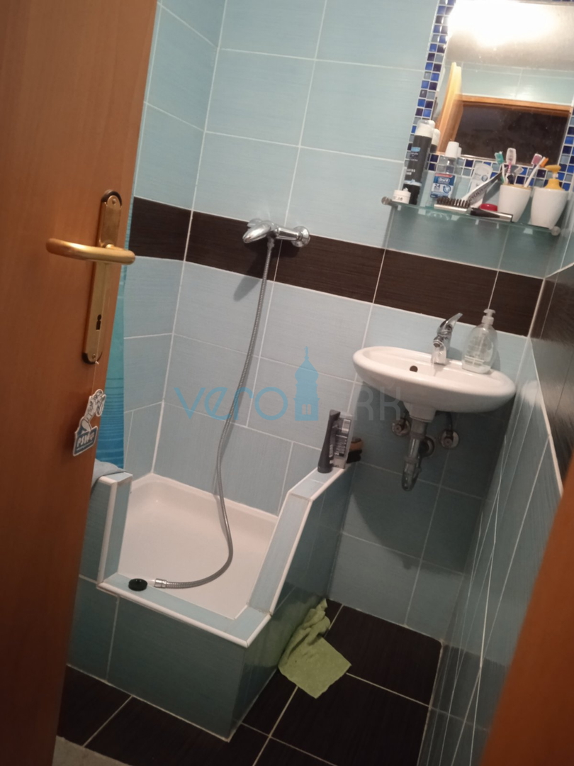 Vrbnik, otok Krk, renovirana kamena kuća u samoj staroj jezgri grada sa pogledom na more