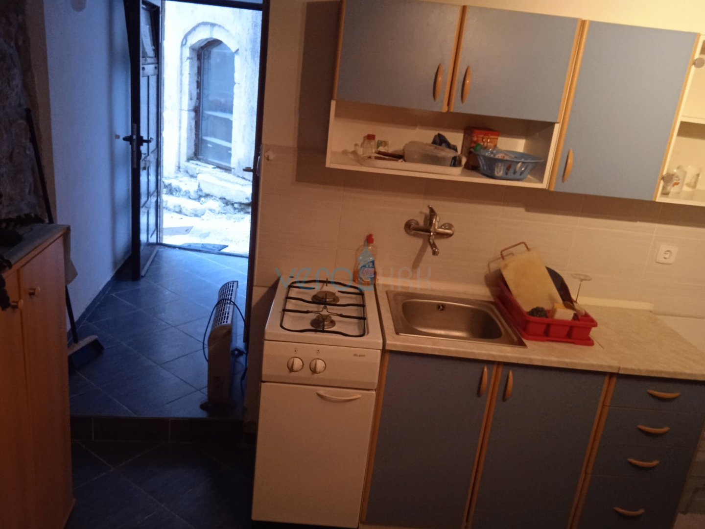 Vrbnik, otok Krk, renovirana kamena kuća u samoj staroj jezgri grada sa pogledom na more