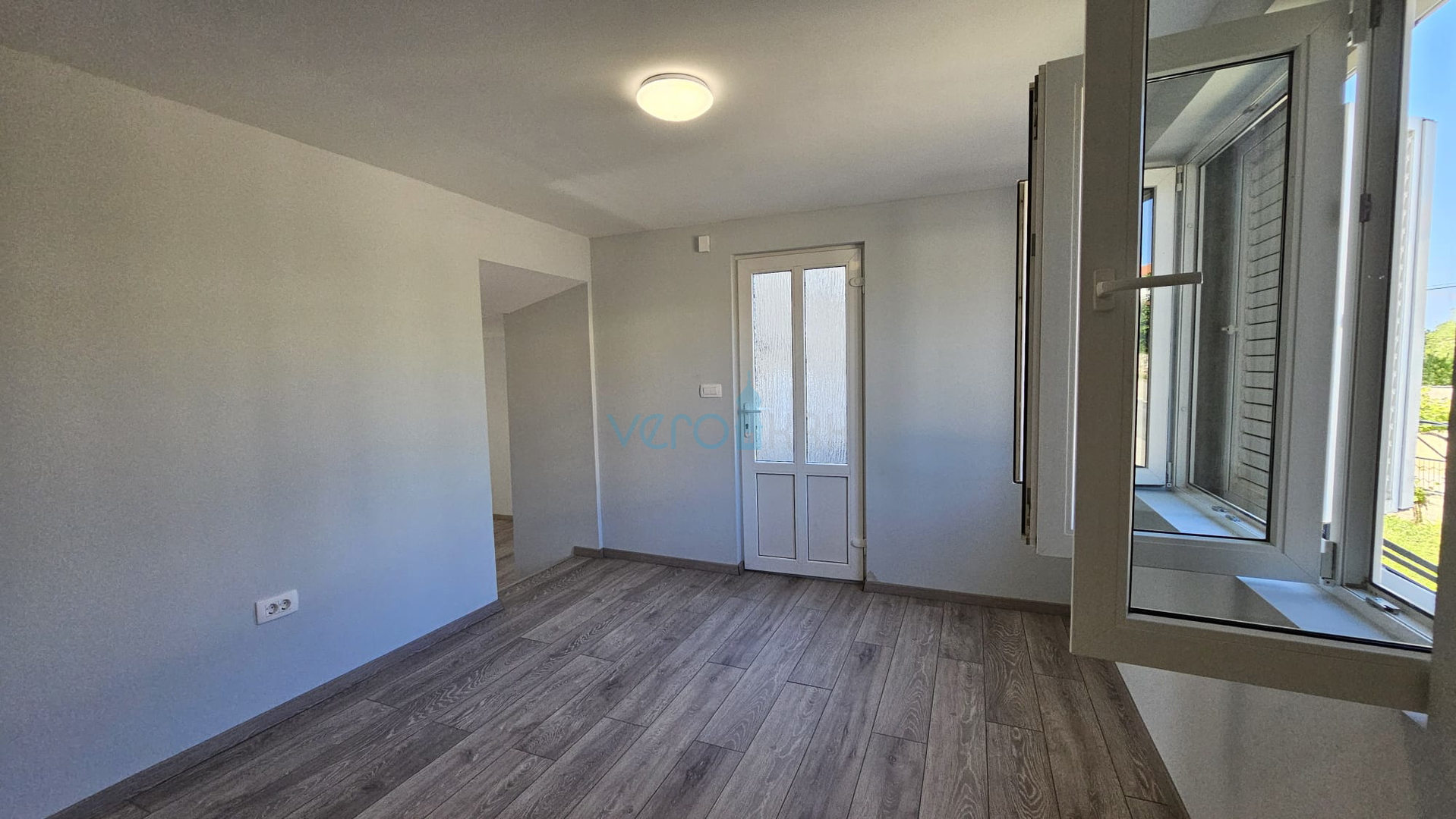 Otok Krk, grad Krk, šira okolica, renovirana kamena kuća u nizu krajnja, djelomičan pogled na more, prodaja