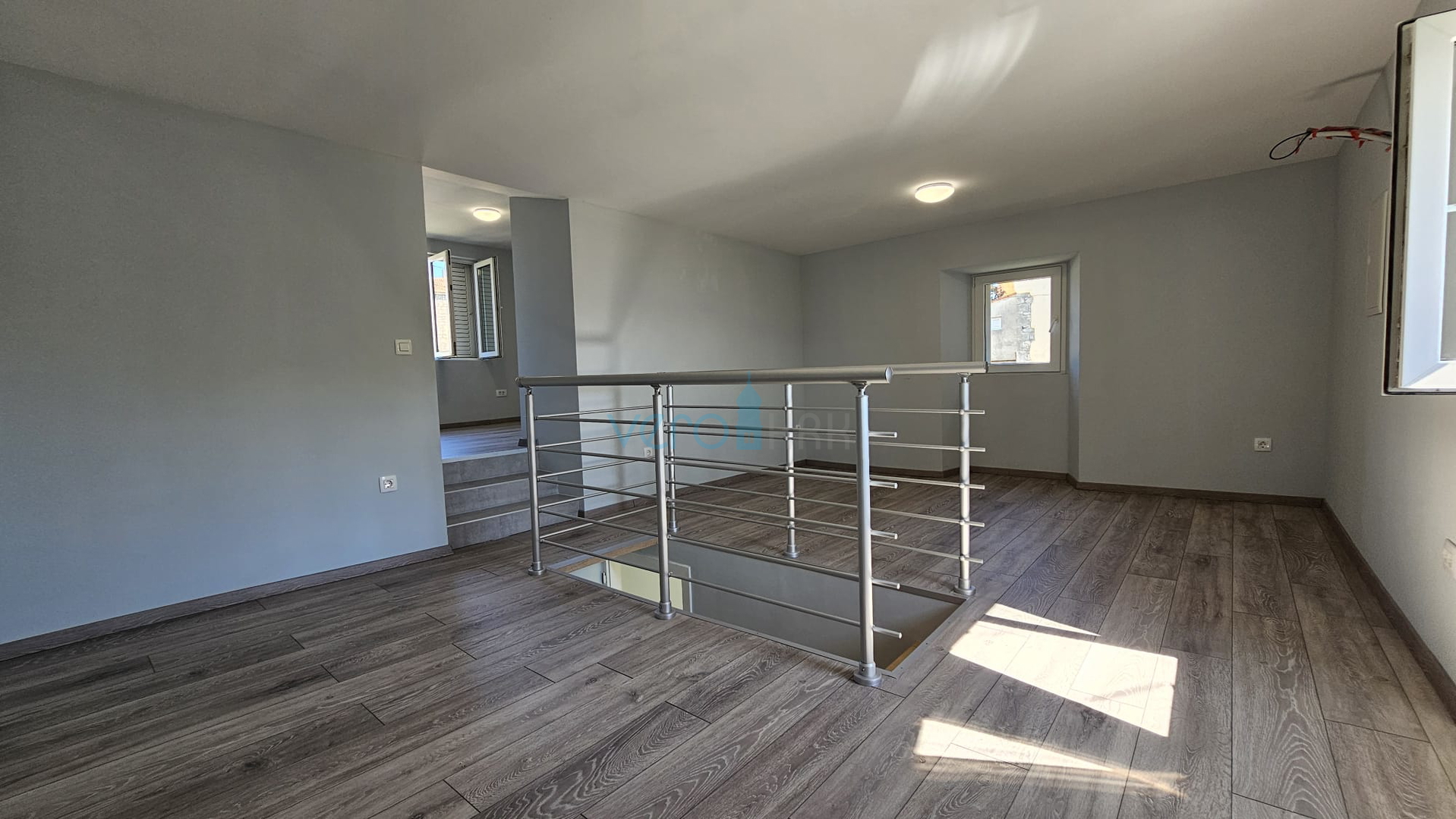 Otok Krk, grad Krk, šira okolica, renovirana kamena kuća u nizu krajnja, djelomičan pogled na more, prodaja