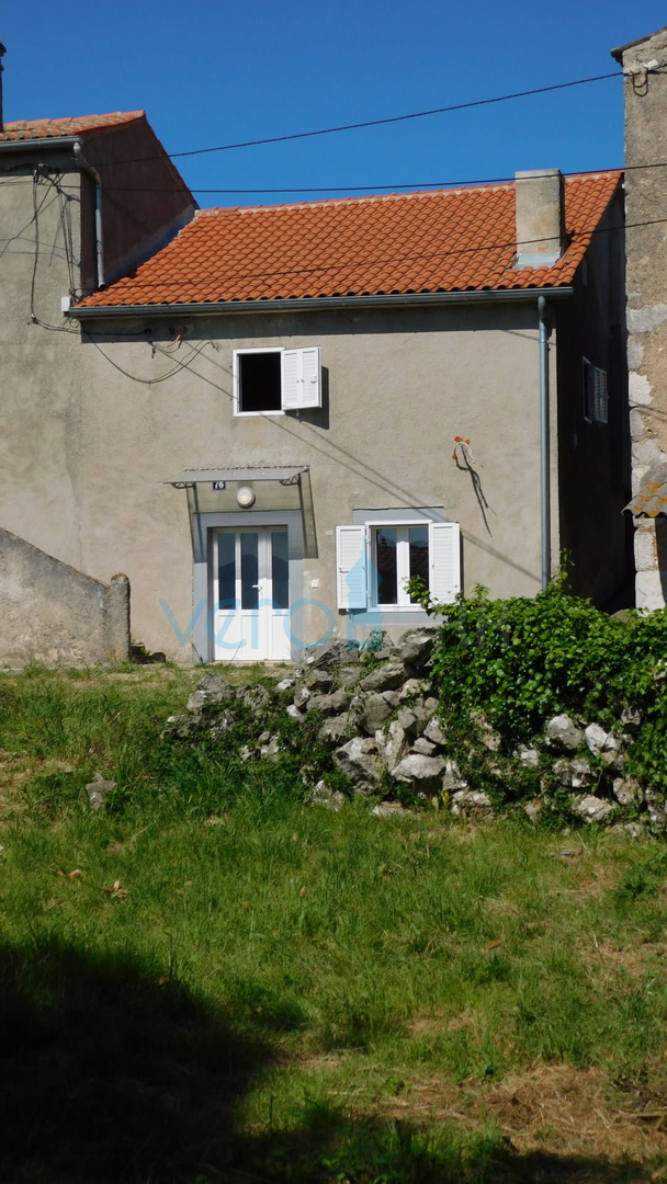 Otok Krk, grad Krk, šira okolica, renovirana kamena kuća u nizu krajnja, djelomičan pogled na more, prodaja