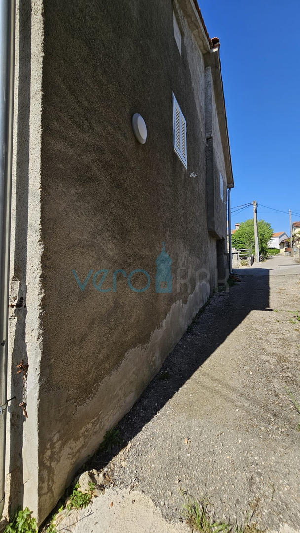 Otok Krk, grad Krk, šira okolica, renovirana kamena kuća u nizu krajnja, djelomičan pogled na more, prodaja