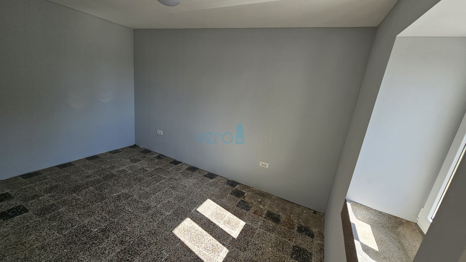 Otok Krk, grad Krk, šira okolica, renovirana kamena kuća u nizu krajnja, djelomičan pogled na more, prodaja