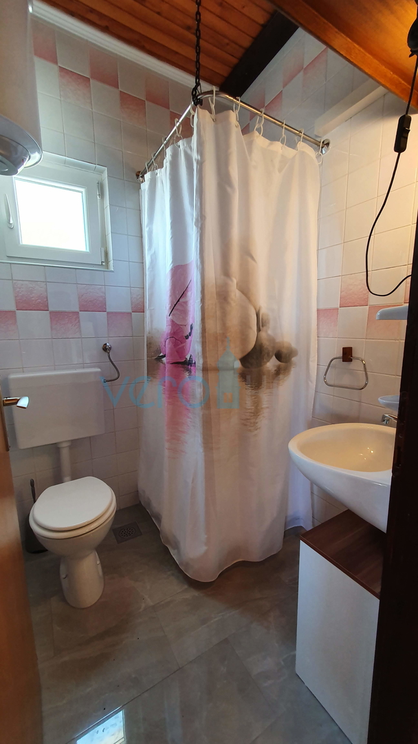 Grad Krk, šira okolica, samostojeća kuća sa 5 apartmana i pogledom na more