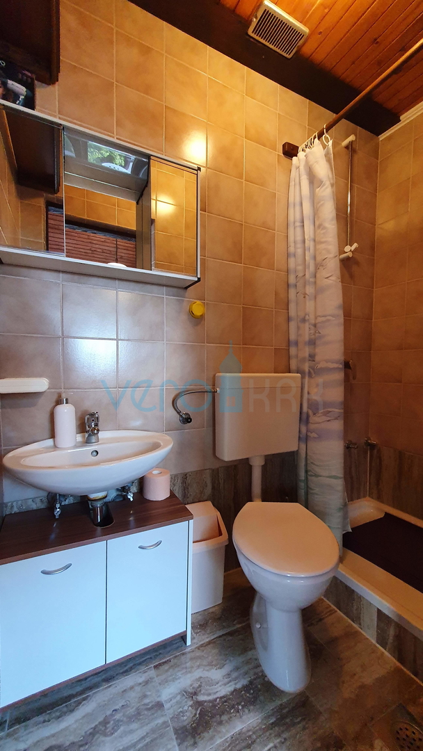 Grad Krk, šira okolica, samostojeća kuća sa 5 apartmana i pogledom na more