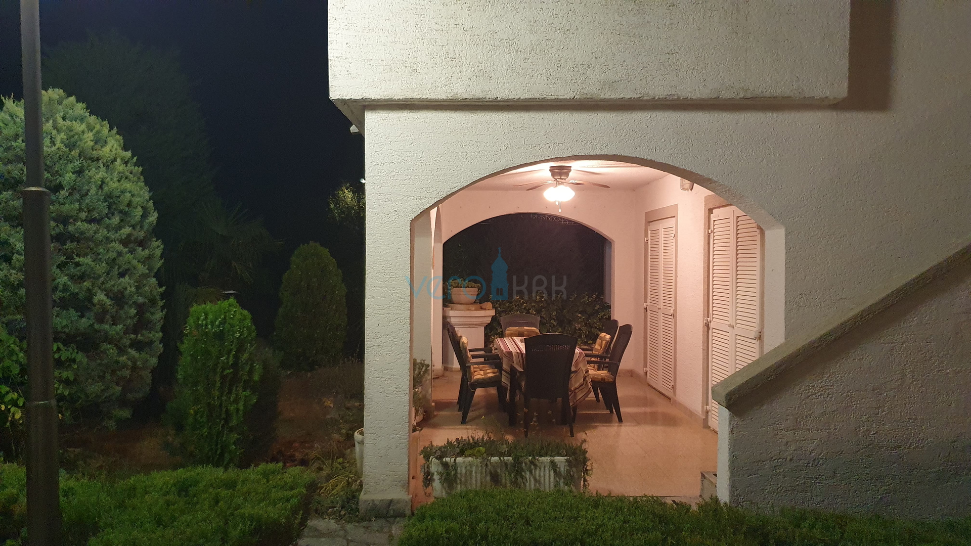 Grad Krk, šira okolica, samostojeća kuća sa 5 apartmana i pogledom na more