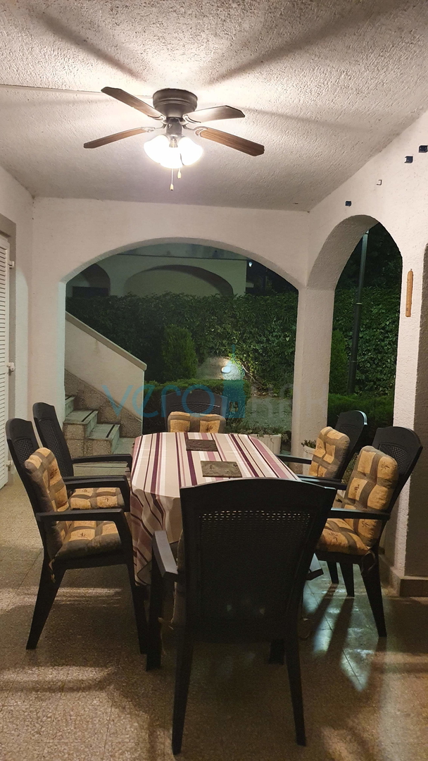 Grad Krk, šira okolica, samostojeća kuća sa 5 apartmana i pogledom na more