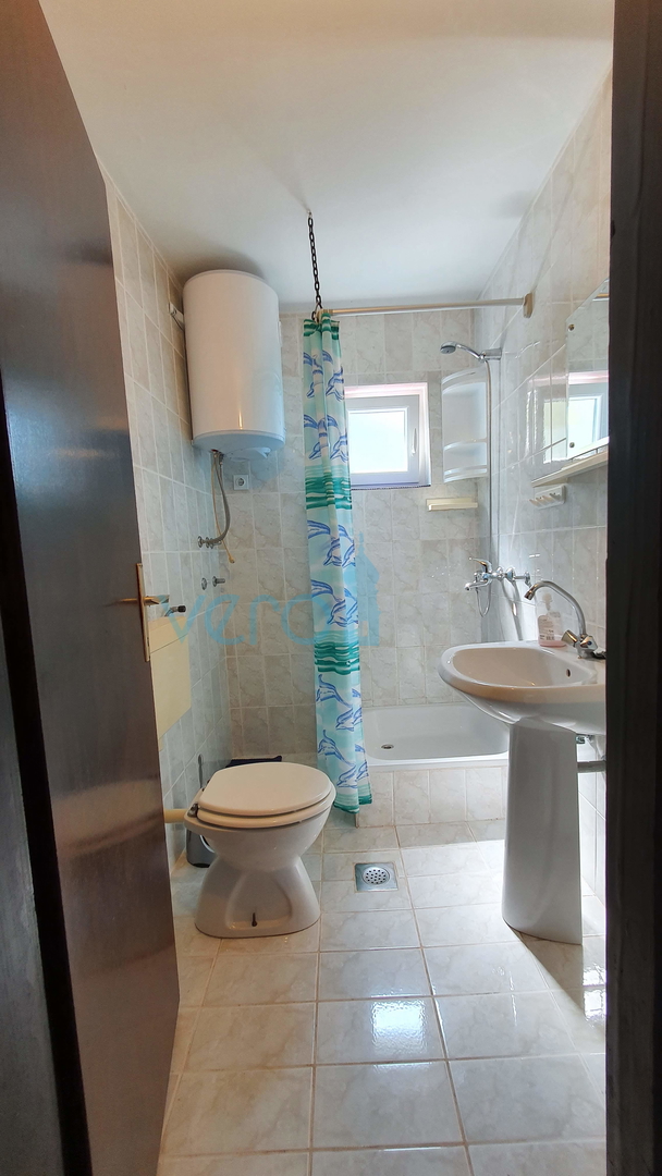 Grad Krk, šira okolica, samostojeća kuća sa 5 apartmana i pogledom na more