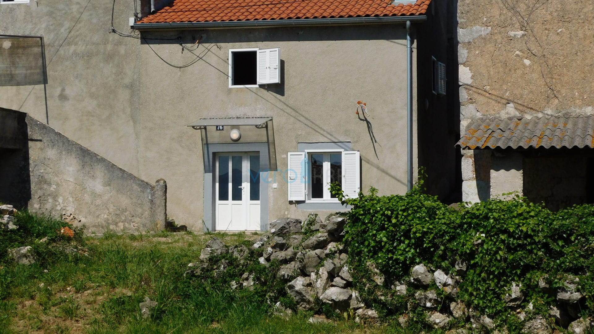 Otok Krk, grad Krk, šira okolica, renovirana kamena kuća u nizu krajnja, djelomičan pogled na more, prodaja