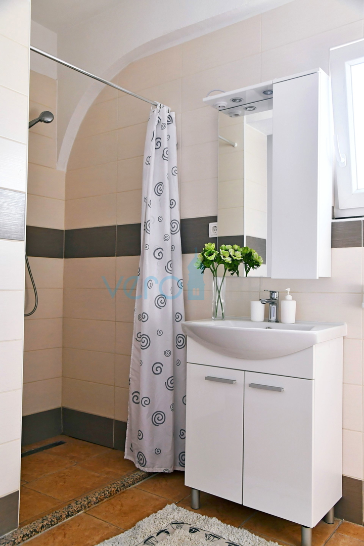 Malinska, geräumiges Haus mit Potenzial in begehrter Lage