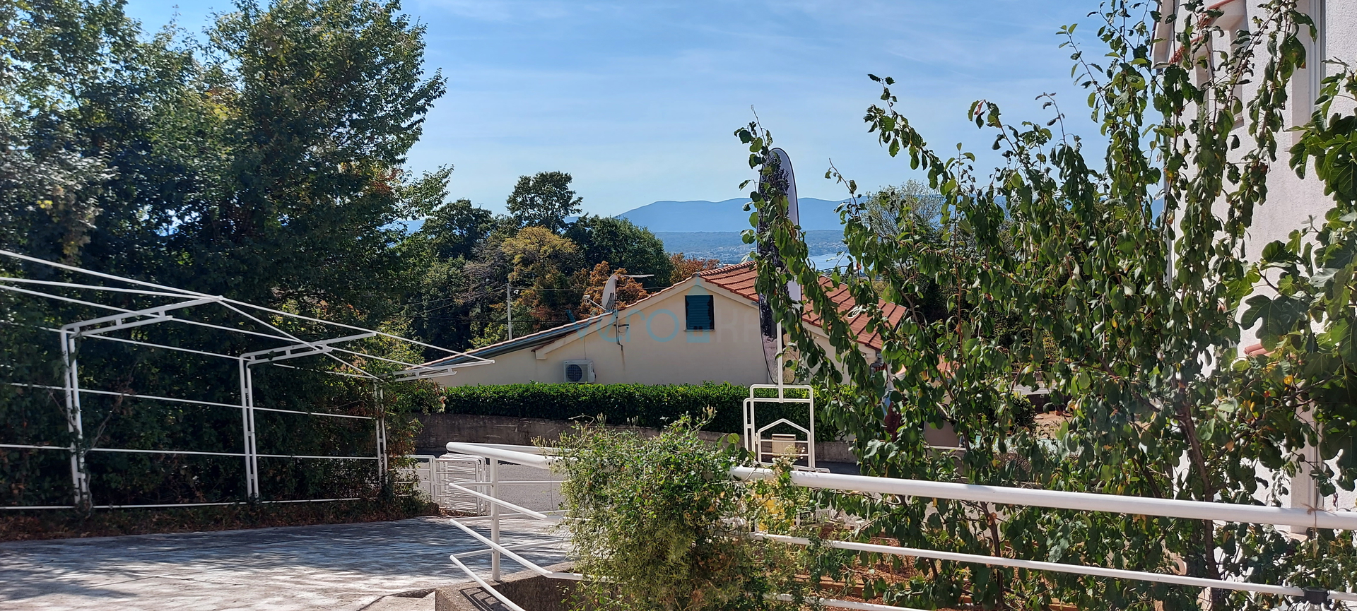 Malinska, okolica, apartman 28 m2 u prizemlju sa natkrivenim balkonom i pogledom na more