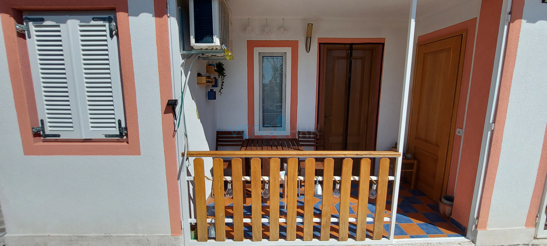 Malinska, okolica, apartman 28 m2 u prizemlju sa natkrivenim balkonom i pogledom na more