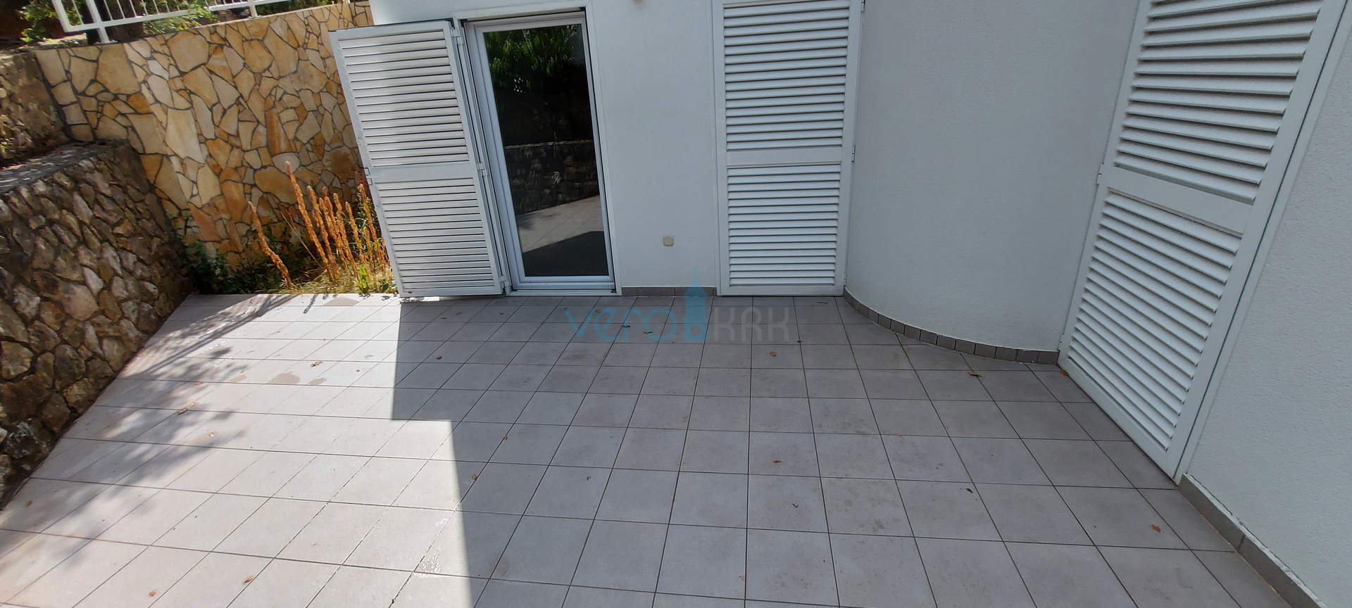 Malinska, Zentrum, moderne zweistöckige Wohnung im Erdgeschoss und im Obergeschoss