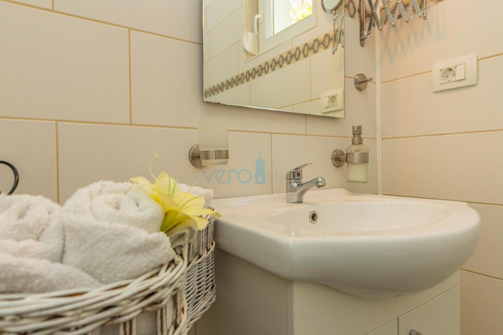 Crikvenica, Grižane, Samostojeća kuća sa pomoćnim objektom i bazenom, prodaja