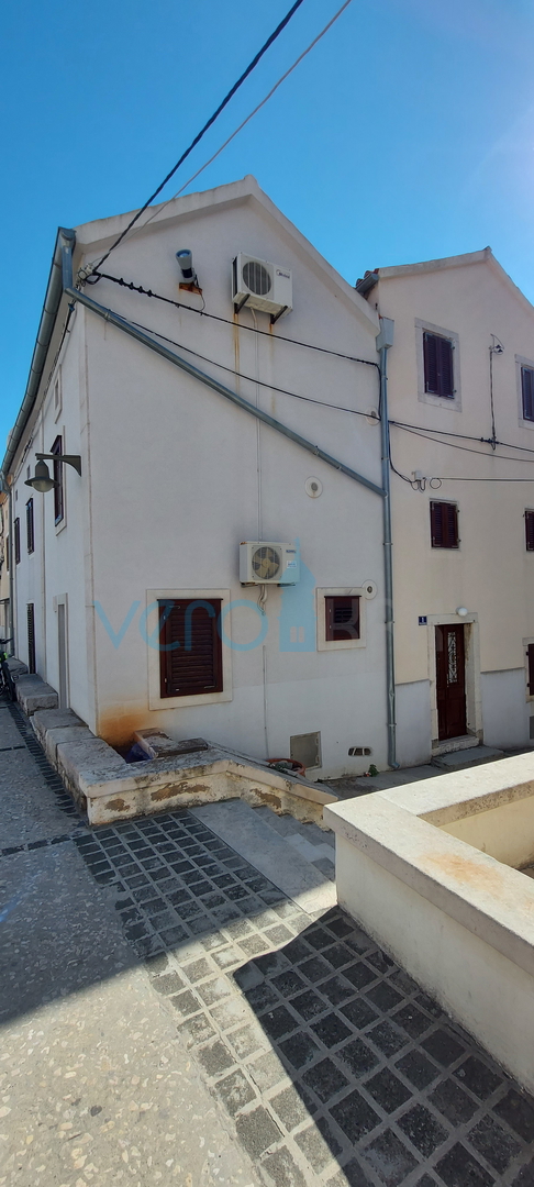 Omišalj, stara jezgra, renovirana kamena kuća, 140m2, prodaja