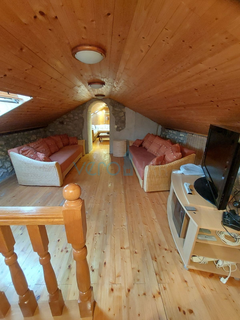 Omišalj, stara jezgra, renovirana kamena kuća, 140m2, prodaja